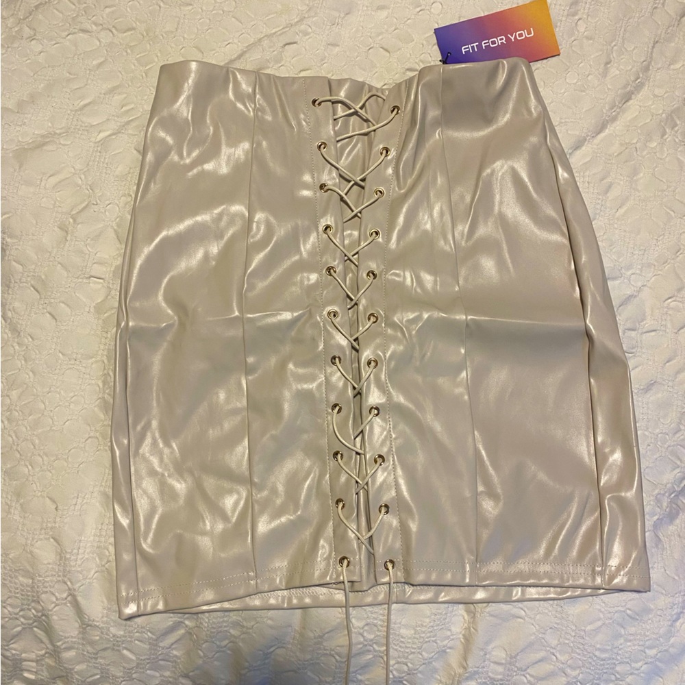🦋2/$22 NWT Off white faux leather lace up mini skirt
